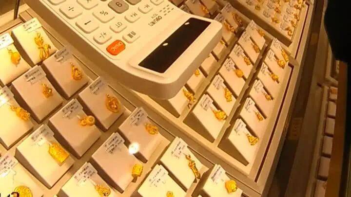 老人狂买26万元金条<strong></p>
<p>华友钴业股票</strong>！扬州一金店员工暗中报警