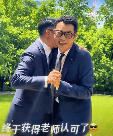 沙溢瘦到都认不出！穿西装秀大长腿<strong></p>
<p>股票开户</strong>，与“法拉利大叔” 许文飙同框跳舞，网友惊呼颜值回归：军艺校草不是吹的