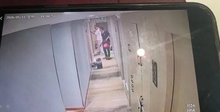 20多岁女子住酒店洗浴后未着衣物<strong></p>
<p>股票开户</strong>，遭中年男子使用总房卡打开房门，酒店回应