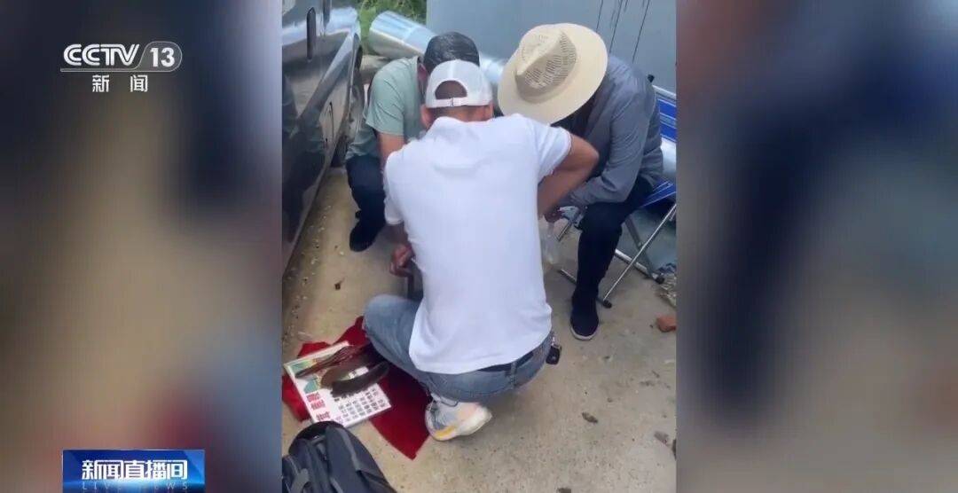 老人不买天价鹿茸被一脚踹翻，南京一团伙暴力威逼老人买单，100多人被骗，涉案金额90余万元，多数老人乖乖回家拿钱，甚至被逼去银行取款