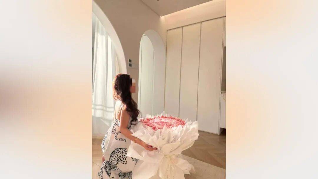 25岁海归男子恋上浙江离异老板娘<strong></p>
<p>上海建工股票</strong>,分手后追讨12万:每个月给她点外卖都要五六千,对方却没转过一分钱,每次转账还要写自愿赠与,准备起诉